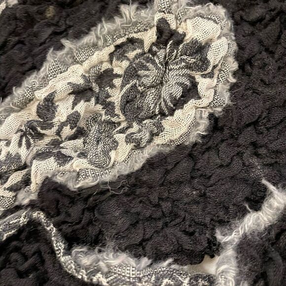 Beautiful new scarf - Picture 2 of 4